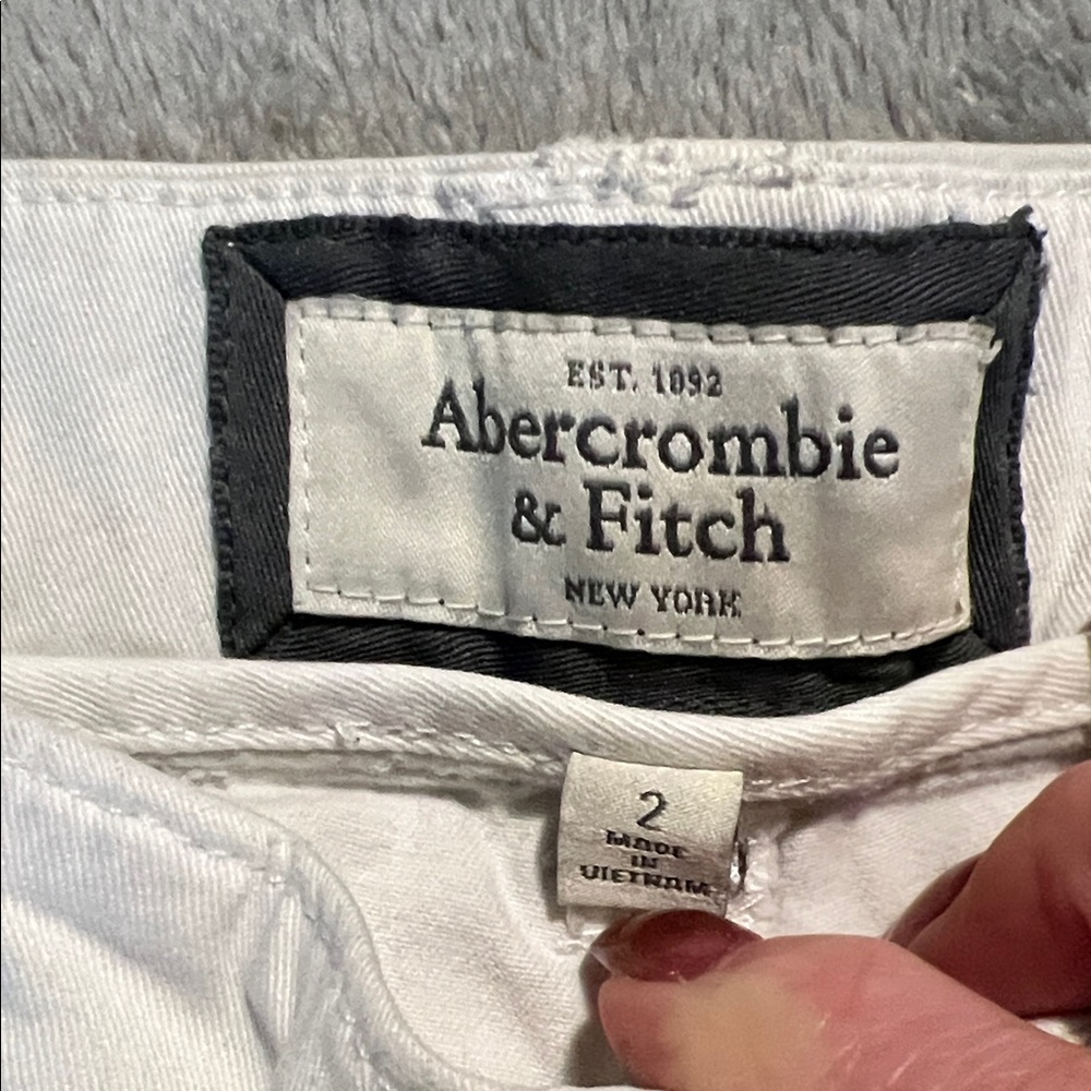 Abercrombie & Fitch Women's Cream Shorts Sz 2 - Picture 2 of 4